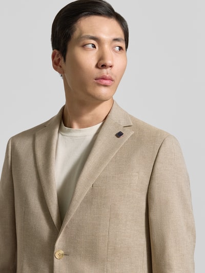 Męski model nosi Regular Fit Blazer mit Viskose-Anteil von HECHTER PARIS, elastyczna mieszanka materiałów, aplikacja z logo, brustasza, kieszenie z wypustkami, listwa z 2 guzikami, kołnierz z połami, kolor beżowy, miękka tekstura, długość tyłu w rozmiarze 50: 72 cm, szerokość ramion w rozmiarze 50: 38 cm, długość rękawów w rozmiarze 50: 64 cm, zbliżenie na górną część ciała z przodu