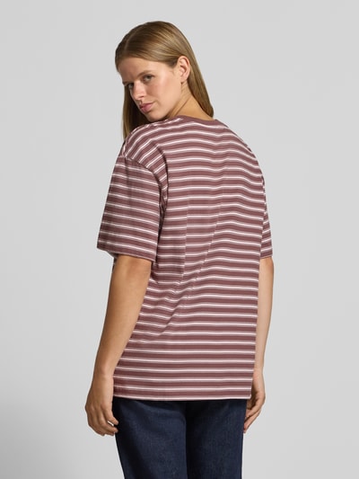 Frauenmodel trägt T-Shirt von REVIEW aus reiner Baumwolle in Braun mit weißen Streifen, lockerer Schnitt, Rückenansicht, Ganzkörperansicht Rückansicht.
