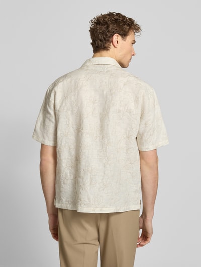 Männermodel trägt Regular Fit Freizeithemd aus reinen Leinen Modell 'ERASMUS' von JAKE*S STUDIO MEN, florales Stitching, Rückenansicht