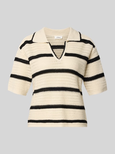 Produktfoto, Regular Fit Poloshirt aus Baumwoll-Mix von s.Oliver RED LABEL mit Optik:Allover-Muster gestreift in Creme mit schwarzen Streifen, Struktur durch Strick, Polokragen, V-Ausschnitt, Ärmelform: Kurzarm, gerippte Abschlüsse, Materialverarbeitung: Strick, angenehme Baumwoll-Mix-Textur.