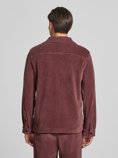 Männermodel trägt Regular Fit Overshirt mit Pattentaschen Modell 'Taylor' von Zuitable in Braun, Baumwoll-Mix, Ganzkörperansicht Rückansicht.