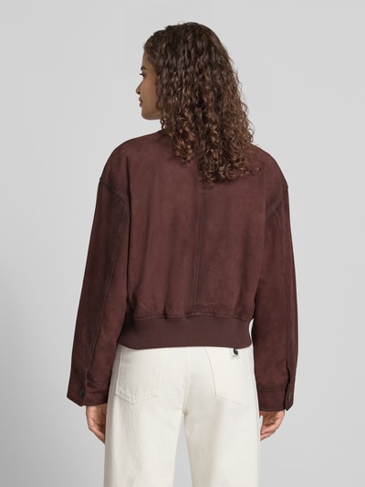 Frauenmodel trägt Regular Fit Leder- / Kunstlederjacke aus echtem Ziegenleder von Marc O'Polo DENIM, dunkles Braun, glatte Struktur, Ganzkörperansicht Rückansicht.