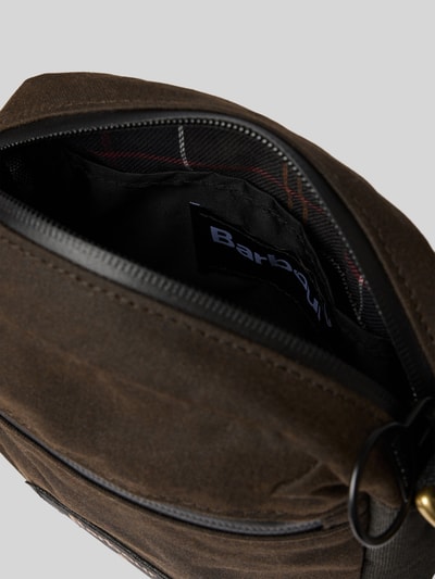 Produktfoto, braune torba na ramię aus reiner bawełna von Barbour mit sichtbarer Logo-Innenlasche und kariertem Innenfutter, Herren Umhängetasche von Barbour