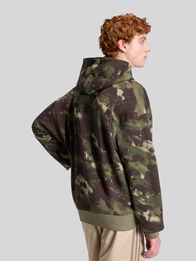 adidas Originals Bluza z kapturem o kroju relaxed fit z czystej bawełny model 'CAMO' Ciemnozielony 4