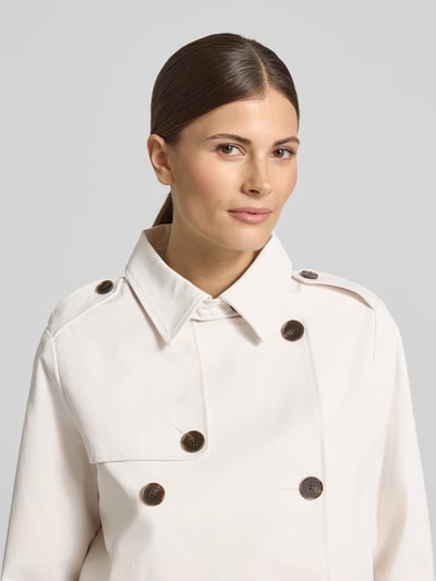 Frauenmodel trägt Jacke mit doppelter Knopfleiste und Reißverschluss von monari in Weiß mit braunen Knöpfen, Hemdkragen, Riegel an den Ärmeln, Gerader-Schnitt, verdeckter Reißverschluss, Rückenlänge 52 cm, Schulterbreite 41 cm, Brustweite 53 cm, Ärmellänge 63 cm, Nahaufnahme Oberkörper.