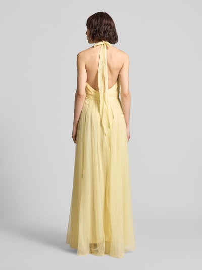 Frauenmodel trägt Neckholder-Cocktailkleid mit Taillenband von LACE & BEADS in Gelb, Maxikleid, Mesh, taillierter Schnitt, Ganzkörperansicht Rückansicht.