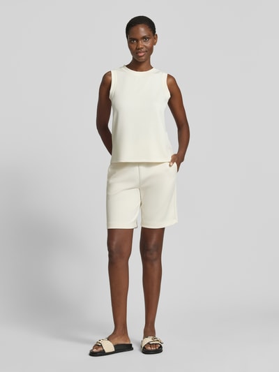 Frauenmodel trägt Top aus Modal-Mix mit Rundhalsausschnitt von Rich & Royal in Creme, Regular-Fit, glatte Textur, Ganzkörperansicht von vorne. Damen Top aus Modal-Mix mit Stretch-Anteil, Rundhalsausschnitt.