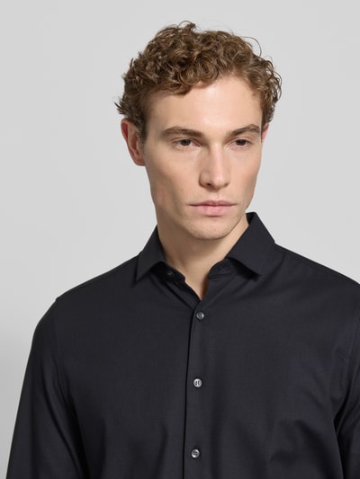 Männermodel trägt Slim Fit Businesshemd aus Baumwoll-Mix von OLYMP Level Five, Optik: Unifarben, feines Twillgewebe, Nahaufnahme Oberkörper.