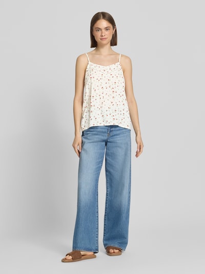Frauenmodel trägt Regular Fit Blusentop aus reiner Viskose Modell 'NALA LIFE' von Only, Optik: Allover-Muster, V-Ausschnitt, verstellbare Spaghettiträger, Ganzkörperansicht von vorne.