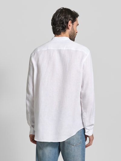 Männermodel trägt Regular Fit Freizeithemd im langärmeligen Design von Emporio Armani in Weiß, gerade Form, Rückenansicht, Ganzkörperansicht Rückansicht.