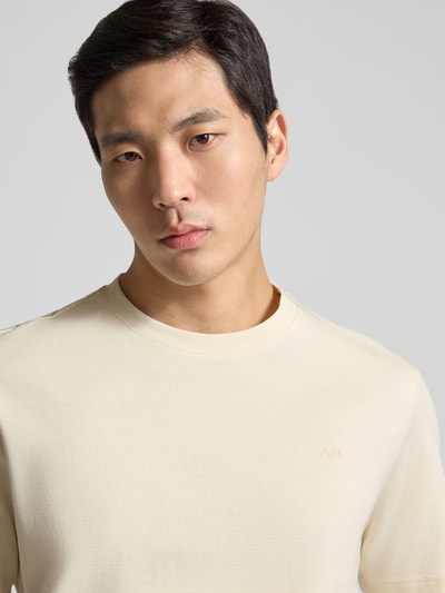 Męski model nosi Regular Fit T-Shirt mit Rundhalsausschnitt od Antony Morato, bawełna, krój regular fit, okrągły dekolt, krótki rękaw, długość tyłu w rozmiarze M: 71 cm, jasny kolor, gładka faktura, zbliżenie górnej części ciała.