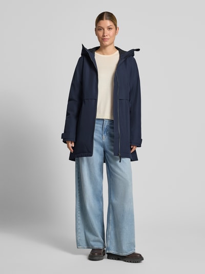Vrouwenmodel draagt Regular Fit Parka met Capuchon van Didriksons in donkerblauw met steekzakken en tweewegritssluiting, ruglengte maat 36: 87 cm, schouderbreedte 41 cm, borstwijdte 48 cm, mouwlengte 55 cm, volledig beeld van voren.