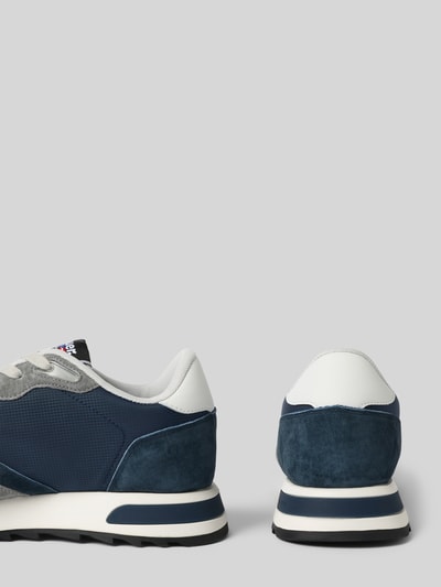 Produktfoto, Sneaker mit Schnürverschluss Modell 'RYDER' von Blauer USA, Material-Mix in Blau und Grau, strukturierte Sohle, abgerundete Spitze, Label-Detail, Absatzhöhe 4 cm, Schafthöhe 10 cm, Schaftweite 8 cm.