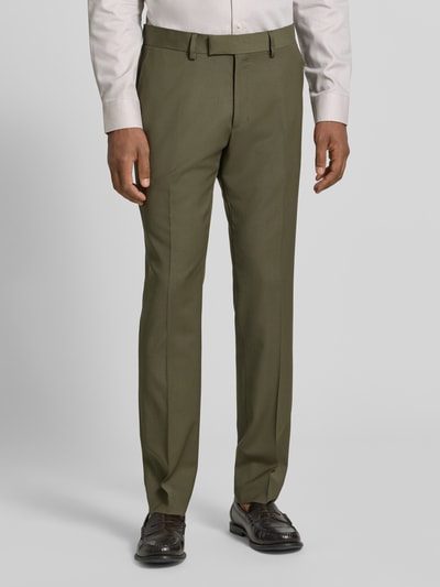Männermodel trägt Anzughose mit Bügelfalte Modell 'Tenuta' von Tiger Of Sweden in Olive, Material-Mix mit Baumwoll-Anteil, Straight Fit, Knopf-, Haken- und Reißverschluss, französische Eingrifftaschen, Gesäßleistentaschen, Bundweite 48 cm, Innenbeinlänge 78 cm, Ganzkörperansicht von vorne.
