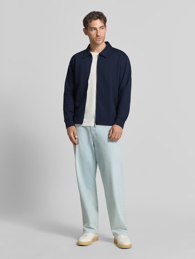 Mannenmodel draagt Regular sweatjack van katoenmix model 'TOM' van Selected in donkerblauw, lichte jeans, Heren sweatjack, volledig lichaam vooraanzicht.