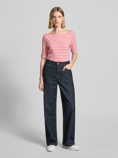 Kobiece modelka nosi Slim Fit T-Shirt aus reiner Baumwolle von s.Oliver RED LABEL, efekt: wzór w paski, naszywka z logo, dekolt w łódkę, rękaw o dł. 1/2, dżersej, cieniowana przędza, bawełna, całkowity widok z przodu.