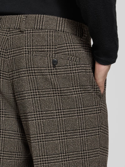 Männermodel trägt Anzughose im Allover-Look mit Bügelfalten von MCNEAL, Material-Mix, Nahaufnahme Oberkörper, Regular Fit, Bundweite 41 cm, Innenbeinlänge 81 cm.