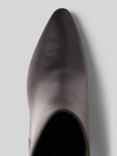 Produktfoto, Stiefeletten aus echtem Leder Modell 'DANIELA' von MICHAEL Michael Kors, spitze Passform, schwarze glatte Oberfläche, Detailaufnahme, Damen Stiefeletten, Absatzhöhe 9 cm, Schafthöhe 13 cm, Schaftweite 12 cm