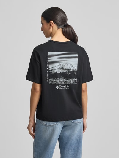 Frauenmodel trägt Damen T-Shirt aus reiner Baumwolle mit Modell 'CSC™' von Columbia, Label-Print, lockere Passform, Rückenansicht, Ganzkörperansicht Rückansicht.