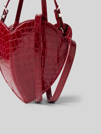 Produktfoto, Crossbody Bag aus echtem Leder von ROTATE in glänzendem Rot mit Schlangenmuster, schmalem Riemen und Zipper, strukturierte Oberfläche.