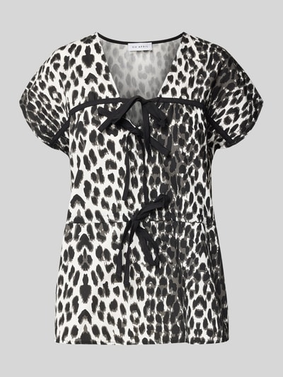 Produktfoto, Blusenshirt mit V-Ausschnitt Modell 'Freya' von OH APRIL in Schwarz-Weiß mit Leopardprint, Schleifen-Details, Reine Baumwolle, Lockerer Schnitt, Rückenlänge 59 cm bei Größe S.