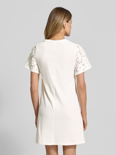 Frauenmodel trägt Freizeitkleid aus reiner Baumwolle Modell 'VILLA' von Vero Moda, Optik: Unifarben, Spitzenbesatz, Mini-Länge, Ganzkörperansicht Rückansicht.
