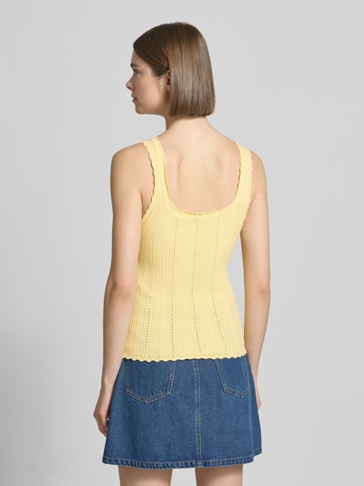 Frauenmodel trägt Damen Tanktop in Pointelle-Strick mit Karree-Ausschnitt Modell 'GIANNA' von JJXX, Viskose-Mix, Körpernaher-Schnitt, Wellensaum, Rückenlänge 56 cm, Farbe Gelb, ganzkörperansicht Rückansicht.