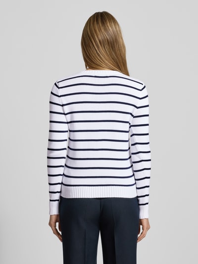 Kobiece model nosi Strickjacke mit Knopfleiste Modell 'RALHAN' od Lauren Ralph Lauren, białe i granatowe paski, dzianina, widok całej sylwetki z tyłu.