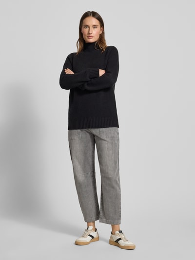 Frauenmodel trägt Barrel Jeans mit Eingrifftaschen von Buena Vista aus Baumwoll-Viskose-Mix im Used-Look, graue Farbe, Ganzkörperansicht von vorne.