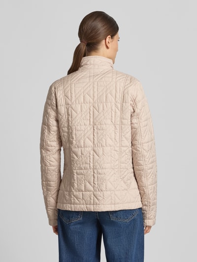 Frauenmodel trägt Steppjacke mit Stehkragen und Eingrifftaschen von Fuchs Schmitt, beige, Regular-Fit, Ganzkörperansicht Rückansicht, Rückenlänge bei Größe 36: 64 cm, Schulterbreite: 43 cm, Brustweite: 49 cm, Ärmellänge: 65 cm.