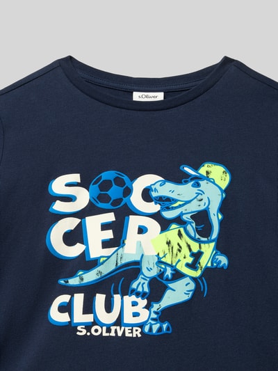 Jungenmodell trägt Regular Fit T-Shirt aus reiner Baumwolle von s.Oliver RED LABEL, Optik: Unifarben, Motiv-Print, Jersey, Nahaufnahme Oberkörper