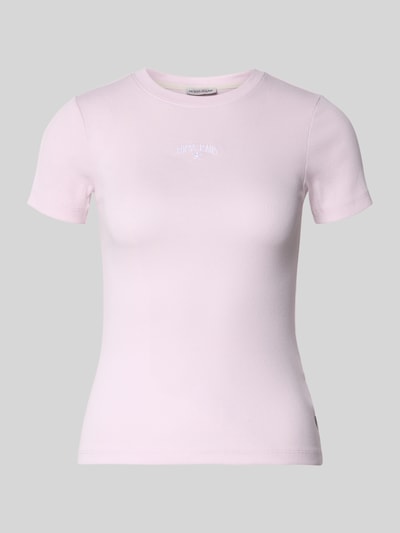 Produktfoto, T-Shirt in Ripp-Optik mit Logo von Guess Jeans, Damen T-Shirt aus Baumwoll-Elasthan-Mix, Slim-Fit, Rundhalsausschnitt, hellrosa Textur