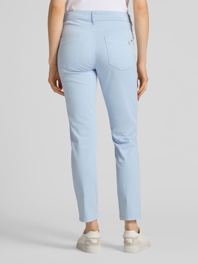 Vrouwenmodel draagt Cropped Hose mit Eingrifftaschen Modell 'PIPER' van Cambio, lichtblauw, slim fit, puur katoen, cropped, achteraanzicht volledige lichaamsopname.