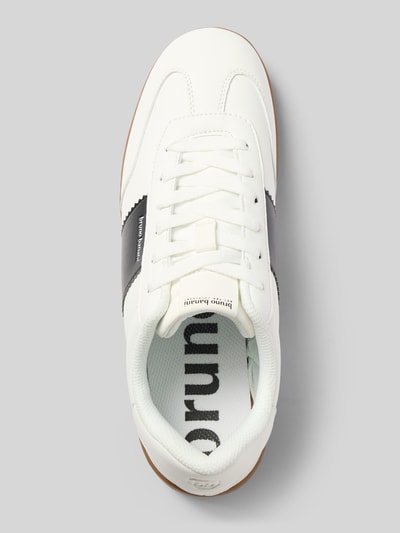 Produktfoto, Sneaker mit Schnürung und Gummisohle Modell 'FCO' von Bruno Banani in Weiß mit schwarzem Label-Detail und abgerundeter Spitze, glatte Textur, Größenangaben im Kontext: Absatzhöhe 4 cm, Schafthöhe 8 cm, Schaftweite 7 cm.