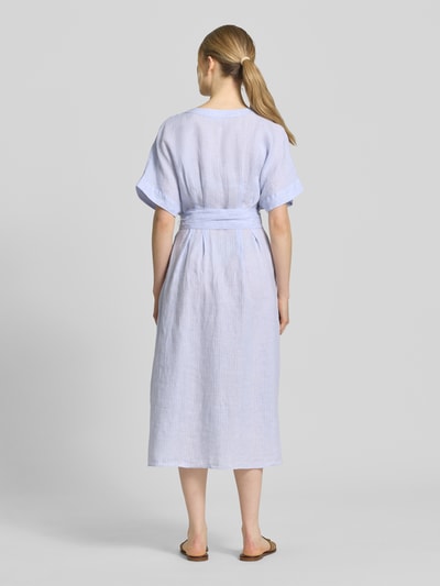 Vrouwenmodel draagt 'Hemdblusenkleid aus Leinen mit Bindegürtel' van Christian Berg Woman Selection, lichtblauw, midi, V-hals, knoopsluiting, riem, puur linnen, ruglengte 116 cm, borstwijdte 45 cm, mouwlengte 31 cm, geheel van achteren.