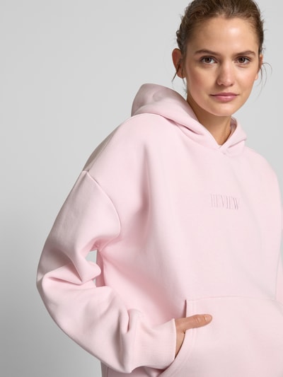 Review Hoodie mit Label-Stitching und Känguru-Tasche Rose 3