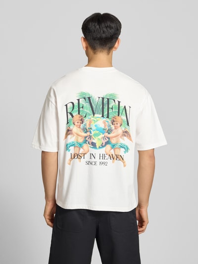 Männermodel trägt T-Shirt mit überschnittenen Schultern von REVIEW aus Reine Baumwolle, Label-Print, Lockerer-Schnitt, Rückenlänge 70 cm, Ganzkörperansicht Rückansicht