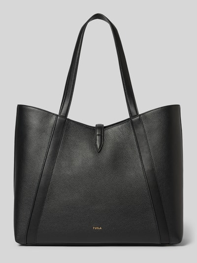 Produktfoto, Tote Bag mit Logo-Detail Modell 'Goccia' von FURLA, schwarze Oberfläche, Hauptfach mit Riemenverschluss, schmale Trageriemen, Maße: Breite 33 cm, Länge 31 cm, Tiefe 12 cm, Schulterriemen 51 cm.