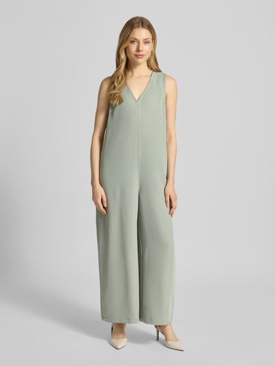 Frauenmodel trägt Jumpsuit mit V-Ausschnitt von Calvin Klein Womenswear, Optik: Unifarben, Passform: Relaxed-Fit, Ärmellos, seitliche Eingrifftaschen, Ganzkörperansicht von vorne.