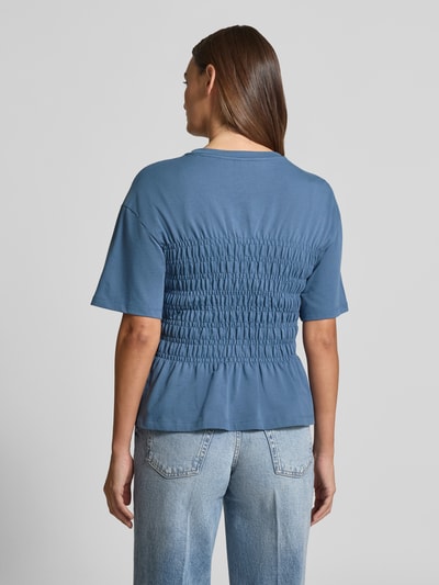 Modelka kobieca nosi T-Shirt mit Smok-Details und Rundhalsausschnitt von Jake*s Casual, czysta bawełna, krój slim fit, kolor niebieski, całkowity widok od tyłu