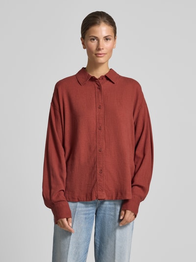 Frauenmodel trägt Leinenbluse mit Hemdblusenkragen Modell 'SALINAS' von Mustang, Viskose-Mix, Loose-Fit, Knopfleiste, Ganzkörperansicht von vorne.