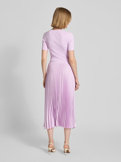 Vrouwenmodel draagt Tailliertes Businesskleid aus Viskose-Mix Modell 'FADRIDI' van BOSS, look: effen, getailleerd, midilengte, ronde hals, plissévouwen, korte mouw, rechte zoom, geheel in lila tinten, textuur: glad bovenstuk, plissérok, rugaanzicht totaalbeeld