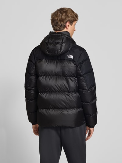 Männermodel trägt Regular Fit Jacke in Stepp-Optik Modell 'Diabolo' von The North Face in Schwarz, Rückenansicht, Nahaufnahme Oberkörper. Damen Jacke von The North Face mit Stehkragen, Logo-Stitching und Reißverschluss, Maße für Größe M.