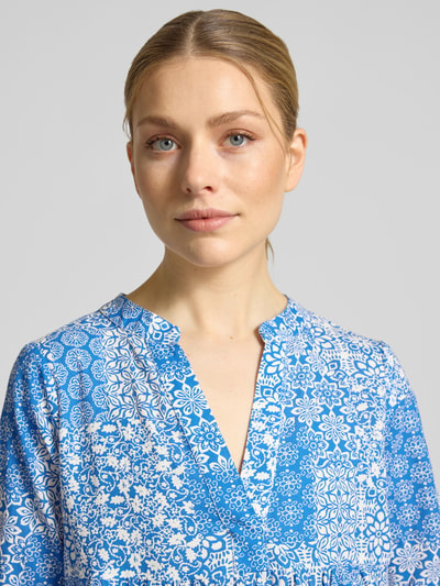 Frauenmodel trägt Ausgestelltes Blusenkleid aus reiner Baumwolle Modell 'DICTHE' von Vero Moda, Optik:Allover-Muster, Henley-Ausschnitt, 1/2-Arm, Trompetenärmel, Blau-Weiß-Kontrast, feine Struktur, Nahaufnahme Oberkörper.