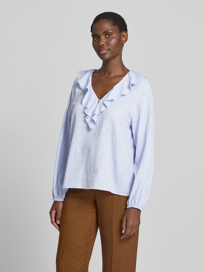 Frauenmodel trägt Regular Fit Bluse mit V-Ausschnitt und Volants von Christian Berg Woman aus fein strukturierter Baumwolle, hellblau, Ganzkörperansicht von vorne.