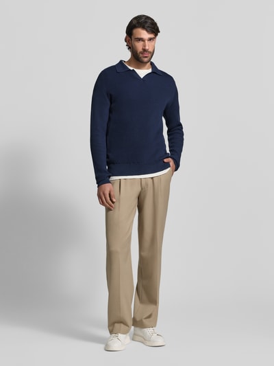 Männermodel trägt Strickpullover aus reiner Baumwolle Modell 'NORDIN' von Casual Friday in Dunkelblau, lockere Passform, Ganzkörperansicht von vorne.