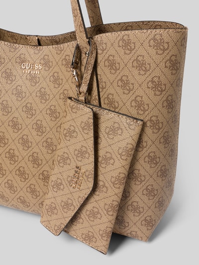 Produktfoto, Handtasche mit Label-Applikation Modell 'BRENTON TOTE' von Guess, Hakenverschluss, Tragehenkel, Etui, Umhängetasche, beige gemustert, Hauptfach, Maße 43 cm Breite, 28 cm Länge, 13 cm Tiefe, Schulterriemen 59 cm, strukturierte Oberfläche