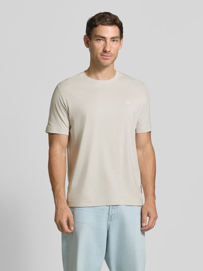 Männermodel trägt Regular Fit T-Shirt aus reiner Baumwolle mit Logo-Print von Marc O'Polo in Beige, glatte Textur, Ganzkörperansicht von vorne. Herren T-Shirt von Marc O'Polo