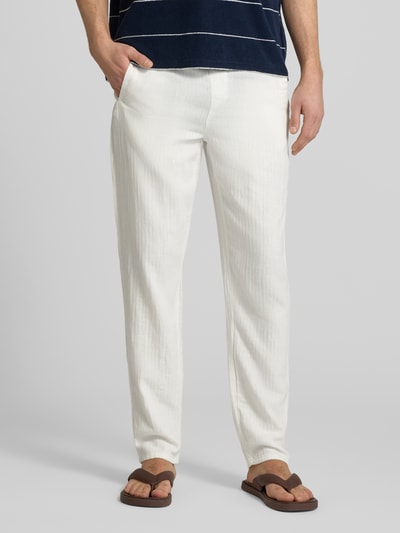 Männermodel trägt Hose aus Leinen-Baumwoll-Mix Modell 'MARCO' von Blend, weiß, Regular-Fit, strukturierte Optik, Ganzkörperansicht von vorne. Bundweite 42 cm, Innenbeinlänge 80 cm, elastischer Bund.
