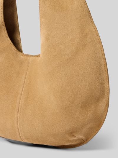 Produktfoto, Hobo Bag aus echtem Leder Modell 'Sack Bag' von MANGO in hellbraunem Wildleder, weiche Struktur, Detailaufnahme, Damen Hobo Bag, offenes Hauptfach, kurzer Schulterriemen, Label-Patch innen, Maße 31x20x7 cm, Schulterriemen 44 cm